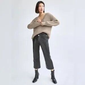 Babaton by Aritzia Roger V-neck  sweater oversized size medium/Large